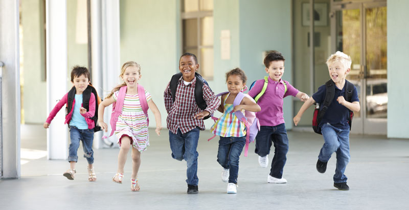 Eine Gruppe Kinder aus unterschiedlichen Ländern rennt auf die Kamera zu.