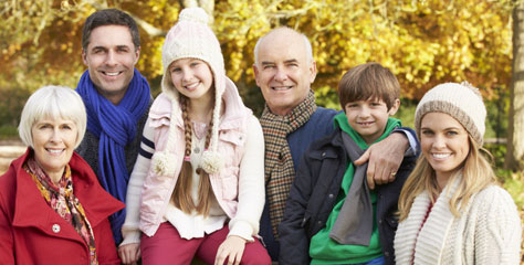 Eine Familie mit allen Generationen beim Spaziergang im Herbst.