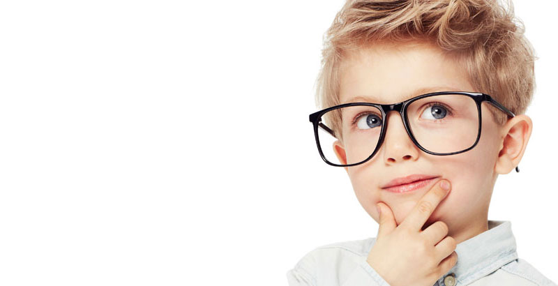 Ein Junge mit einer besonders großen Brille denkt über etwas Bestimmtes nach.